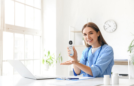 Termometr bezdotykowy na podczerwień TMB-SMART SCAN TECH-MED, automatyczny pomiar z kontrolą odległości, szybki i dokładny pomiar